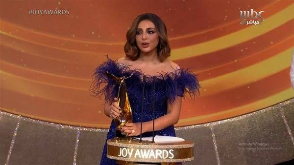 ديما قندلفت تعلق على إحراج أنغام لها في joy awards: تعلمنا احترام المسرح والجمهور
